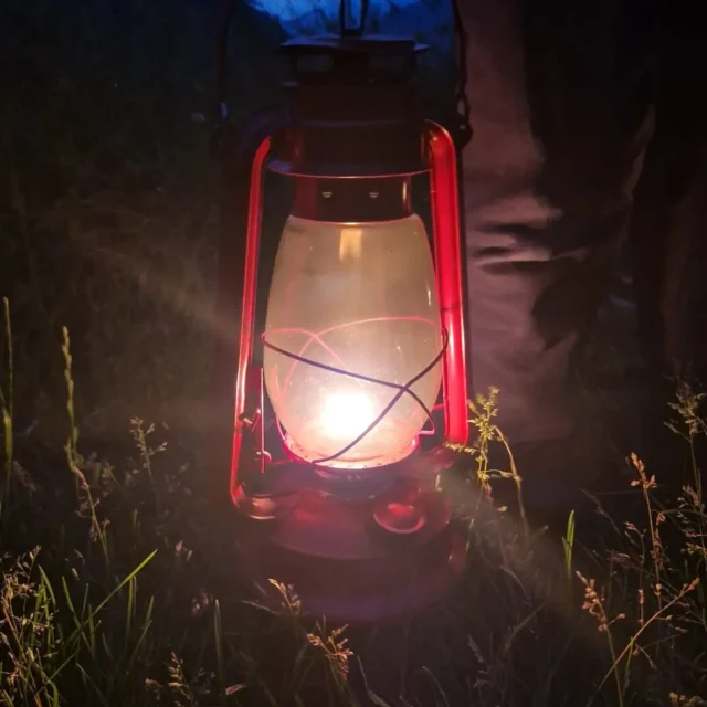 Escursionisti con lanterne nella notte