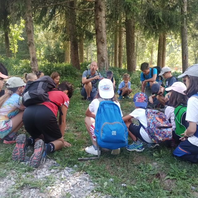 Gruppo di escursionisti sul sentiero montano con zaini