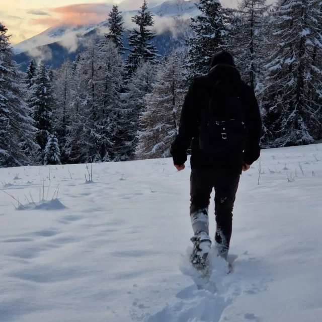 Tramonto durante ciaspolata con rifugio