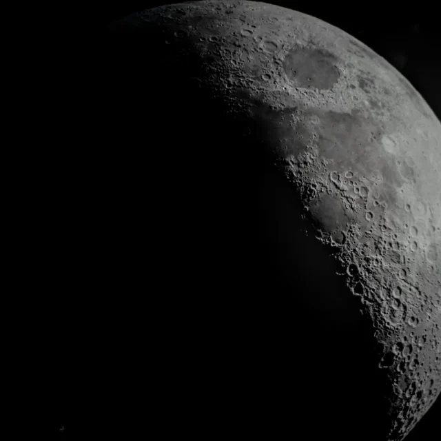 Dettaglio della luna sopra la Valle Camonica